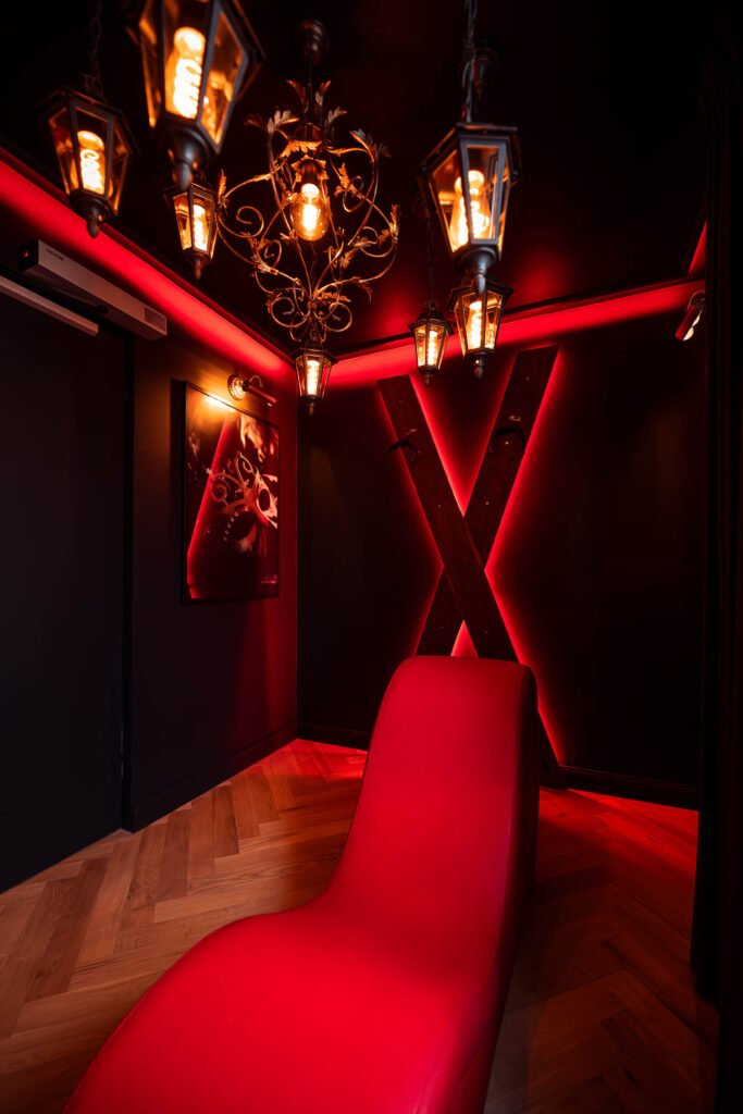 fauteuil tantrique dans une pièce secrète love room haut de gamme