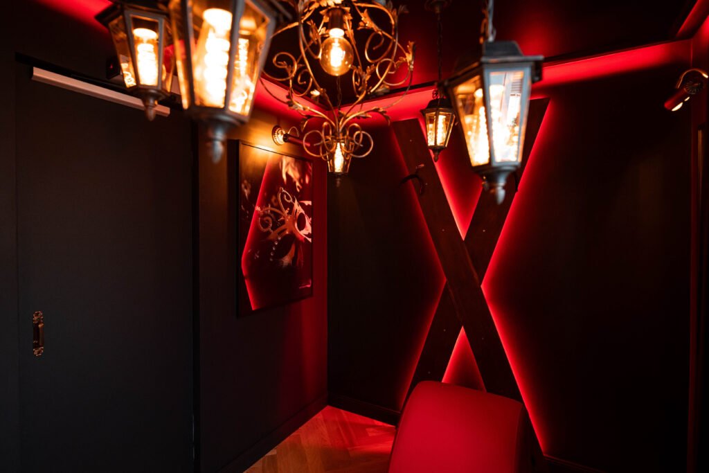 croix de Saint-André design dans une pièce secrète love room en Alsace