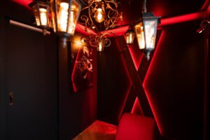 croix de Saint-André design dans une pièce secrète love room en Alsace