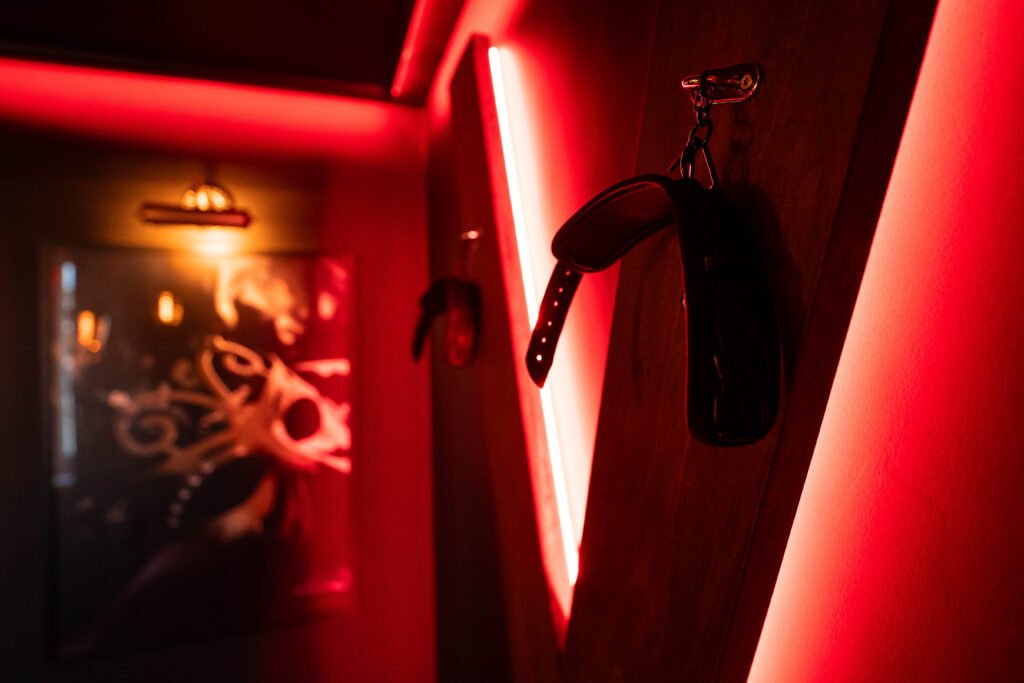 Suite de Vénus avec pièce secrète love room équipée de croix et fauteuil tantriqu