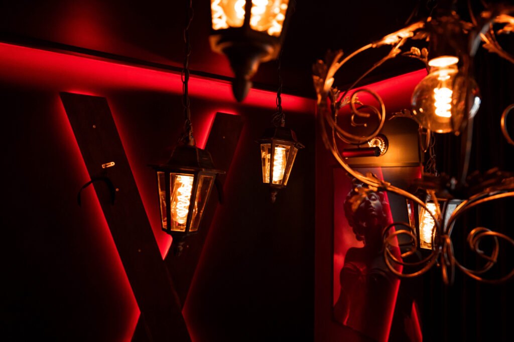 croix de Saint-André design dans une pièce secrète love room en Alsace